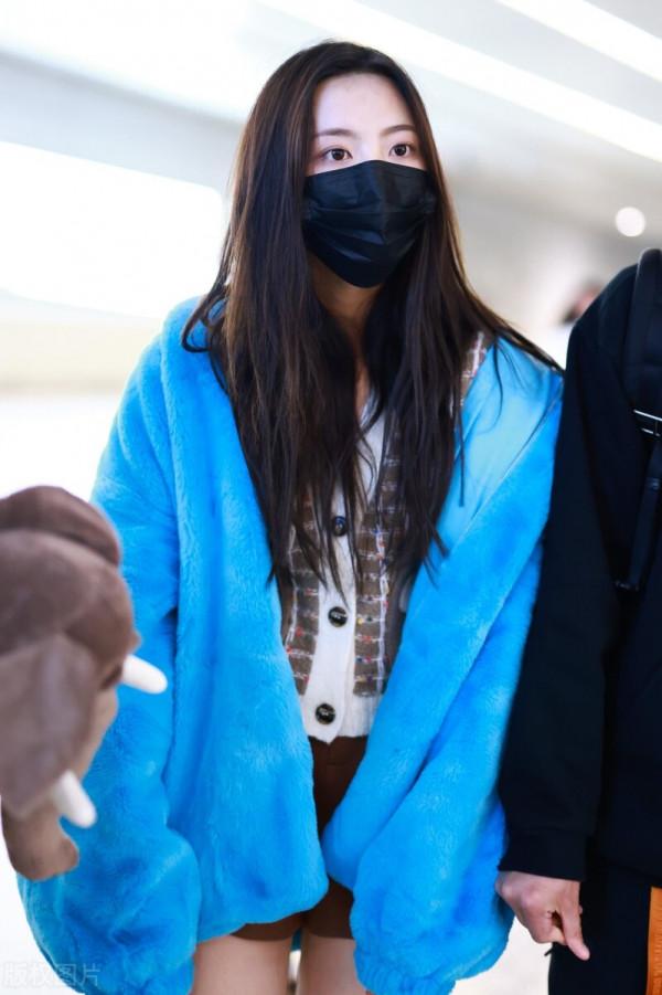 楊超越穿藍色羊羔絨外套搭配短褲，大秀美腿引人注目