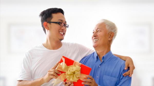 79歲父親手握500萬，兒女卻敬而遠之，兒子：晚年悽慘是他自找的