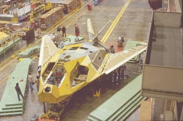 機翼用了咱傳統的卯榫工藝？細看F117，刮掉隱身塗料之後真相大白