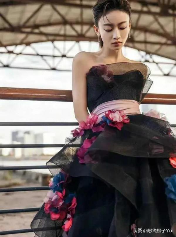 吳謹言野外高畫質圖片，裙子時尚耐看，就是人瘦了點