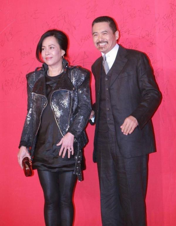 周潤發和陳薈蓮攜手亮相,穿黑色西裝+暗紅色禮服,夫妻默契滿分 周潤發和陳薈蓮攜手亮相,穿黑色西裝+暗紅色禮服,夫妻默契滿分