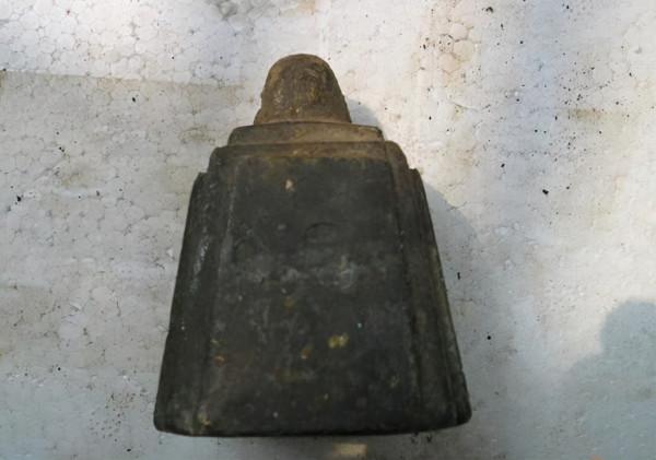 民間故事：木匠去弔喪，見秤砣掉落三次，他抽出墨斗壓在了屍體上