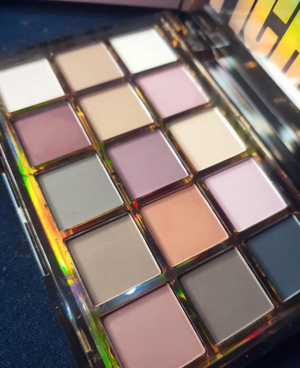 平價眼影，一盤搞定4個眼妝