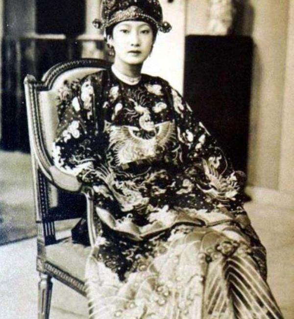 寵愛時捧上天,不愛時四處留情,越南皇帝給了她一場“大悲大喜” 寵愛時捧上天,不愛時四處留情,越南皇帝給了她一場“大悲大喜”