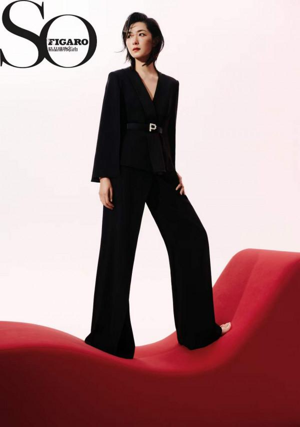 萬茜紅色光影大片曝光，眼神篤定氣場十足，展現大女人姿態