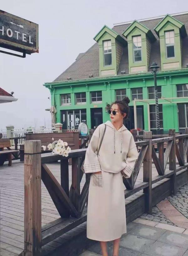 這才是普通人該有的秋季穿搭:衛衣+過膝裙,優雅時髦誰穿誰好看 這才是普通人該有的秋季穿搭:衛衣+過膝裙,優雅時髦誰穿誰好看