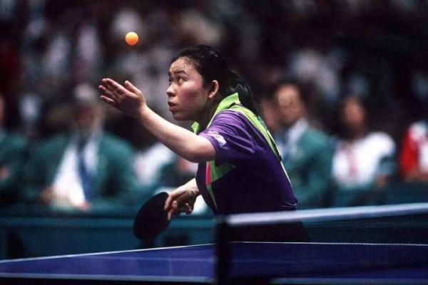 人在屋簷下不得不低頭，為什麼打乒乓球非得蹲下去降重心的道理