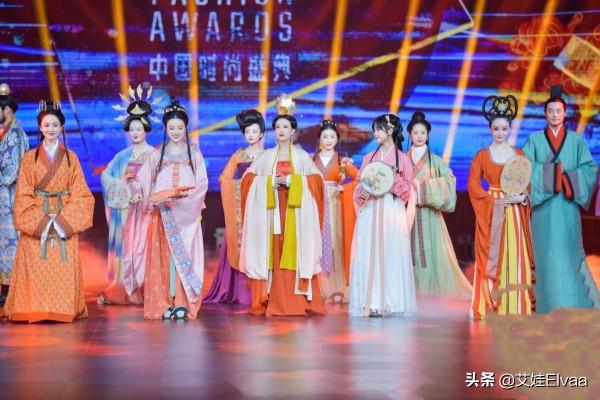 央視5美主持人罕見同臺！張蕾穿漢服似女王，打扮驚豔似選美現場