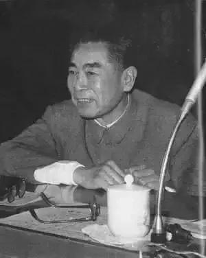 1976年1月8日，敬愛的周總理與世長辭，他一生為國為民，鞠躬盡瘁