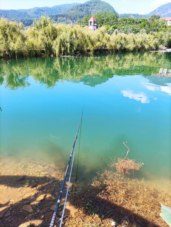 梅子姐又玩路亞又玩手竿，痴迷釣魚連老公的年假也用上了