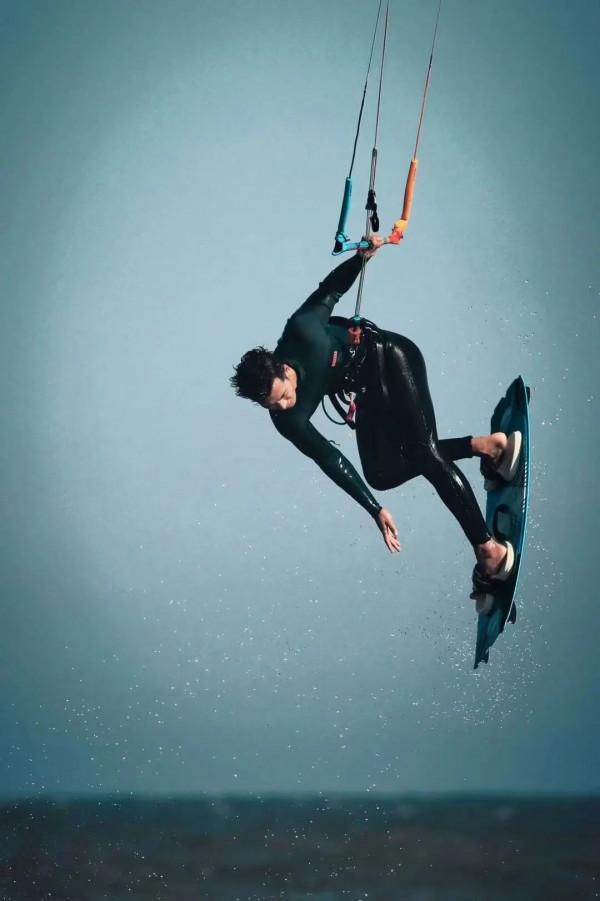 風箏衝浪：海上馭風人，在藍天大海間翻滾馳騁