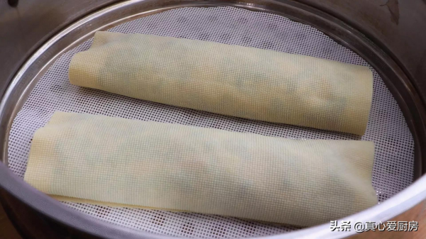 菠菜中淋入2個雞蛋，頭次見這種做法，不炒不涼拌，出鍋瞬間搶光