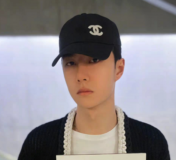 劉詩詩美成香奈兒小公主!穿露肩裝秀天鵝頸,王一博穿女款不娘氣 劉詩詩美成香奈兒小公主!穿露肩裝秀天鵝頸,王一博穿女款不娘氣