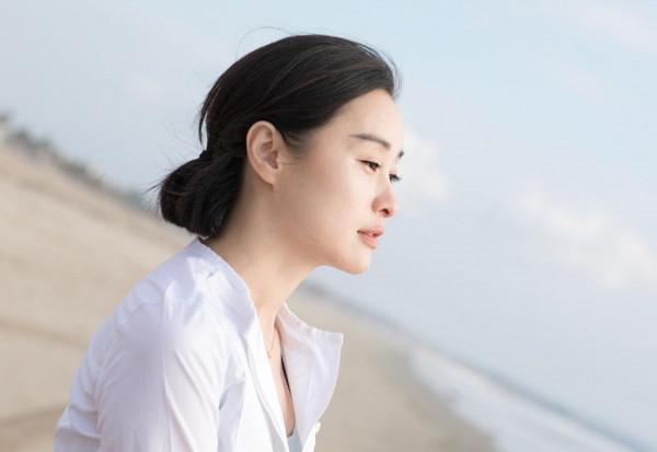 49歲的吳越17年未戀愛，原諒陳建斌蔣勤勤後，她選擇嫁給自己