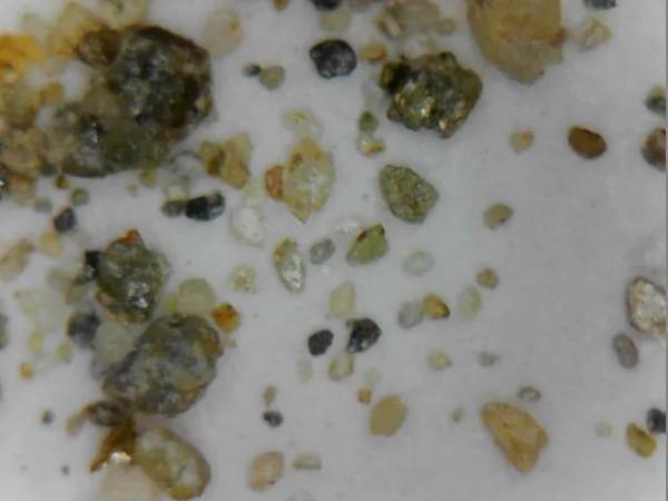 展示一塊月球玄武岩隕石