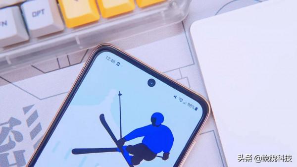 喜提冬奧贊助，三星ZFlip3成為全場焦點，這摺疊屏可真好看