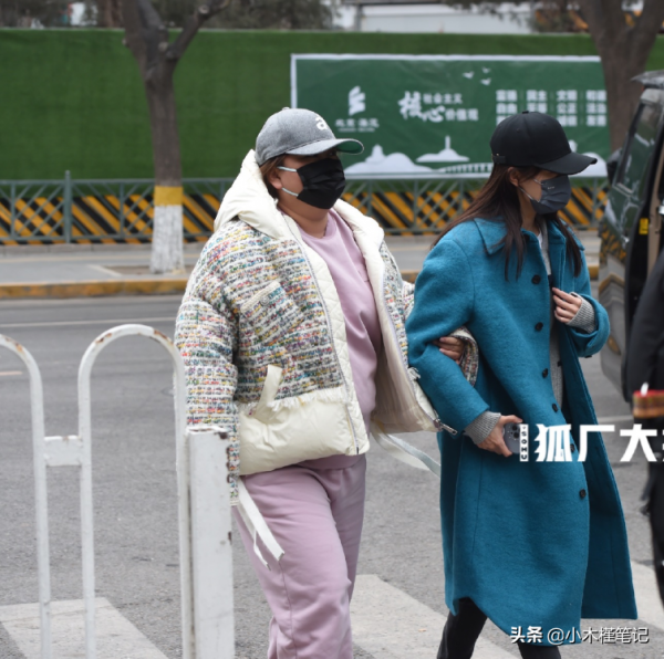 40歲賈玲現身春晚聯排，穿萬元棉衣富態十足，與張小斐對比太明顯