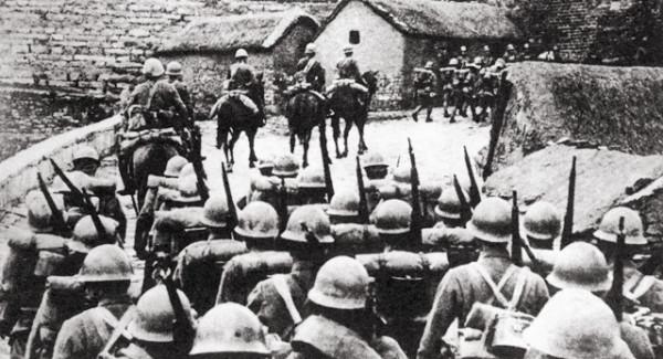 抗日隊伍只剩兩人，隊長：快槍斃我！下級不忍，急中生智逃過一劫