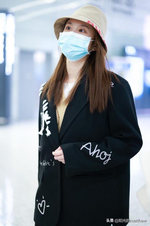 張慧雯身穿塗鴉西裝搭開視褲時尚率性，長髮披肩戴漁夫帽可愛甜美