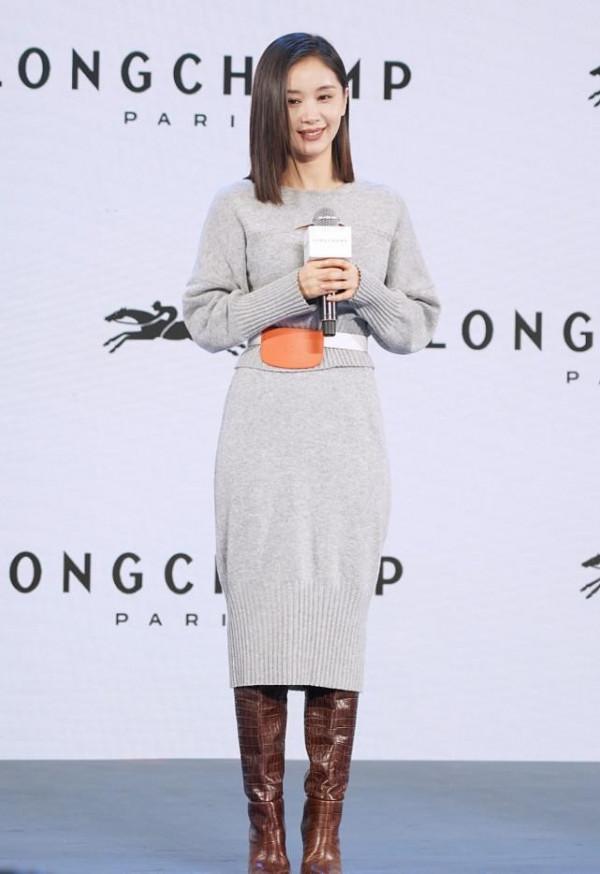 王子文身材太瘦了，穿針織套裝配腰包挺單薄，難怪當媽還談姐弟戀