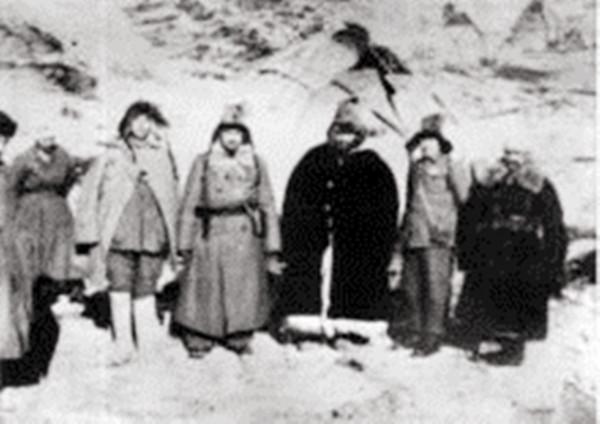 土匪殘害我軍副師長，王震出動41輛坦克：用大炮和他們講道理