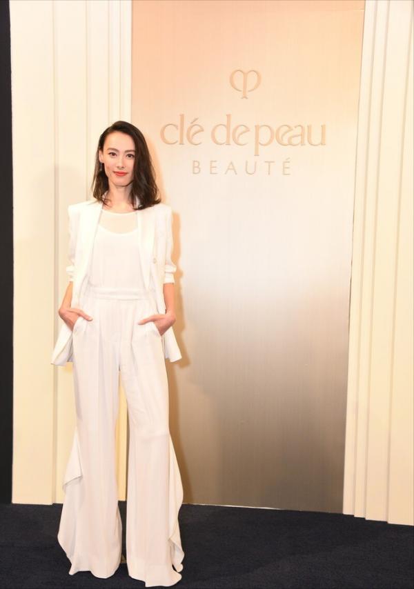 梁洛施真是“骨相美人”，穿抹胸連衣裙高貴優雅，氣質像名媛