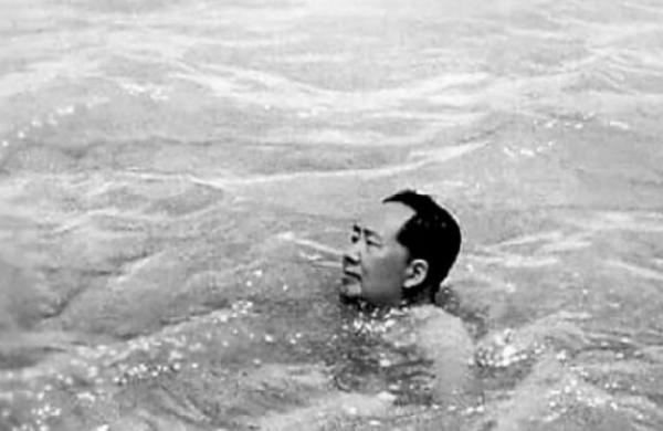 毛主席的保健醫生王鶴濱，曾力勸主席戒菸，因與江青不和離開主席