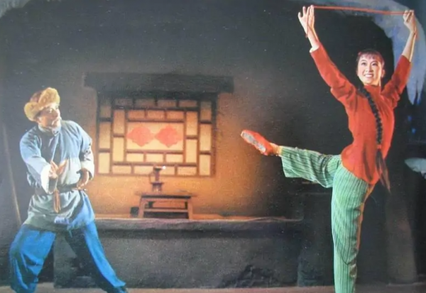 1945年《白毛女》首演，毛主席大力誇讚演員，王昆：他們來告訴我