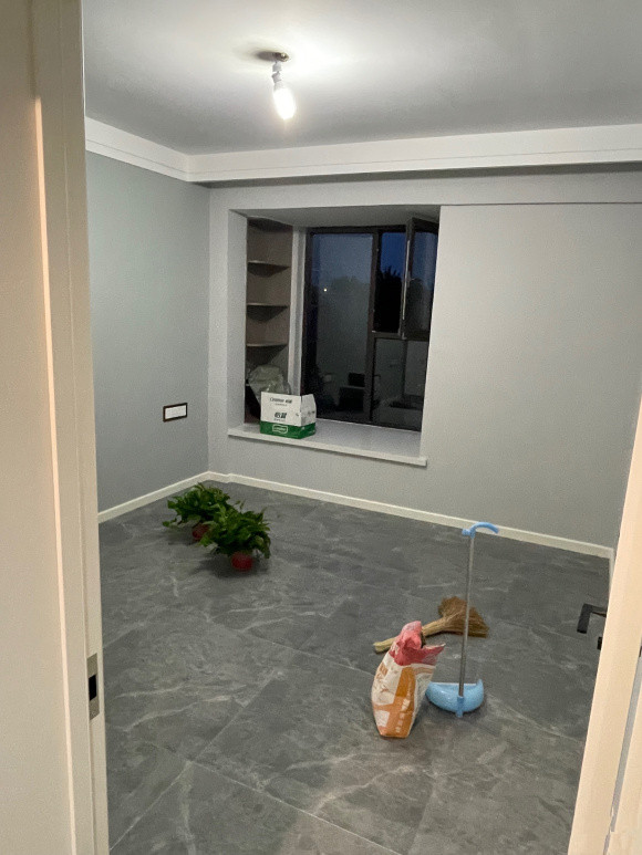 4個月，硬裝還沒結束，廚房沒裝，只吊了頂，全屋都是窄邊雙眼皮