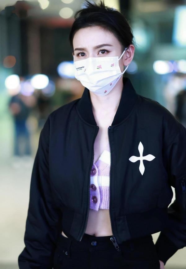 宋祖兒私服搭配也美到爆！穿短夾克配抹胸走機場，隨意夾發太洋氣