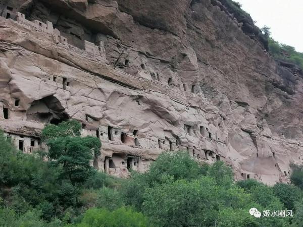 馬欄河谷崖上人居