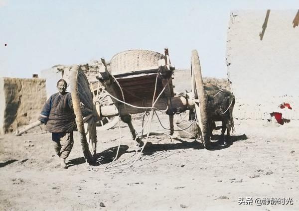 晚清老照片:小腳女子纏裹腳布,牛車車輪比人高,乞丐抓蝨子 晚清老照片:小腳女子纏裹腳布,牛車車輪比人高,乞丐抓蝨子