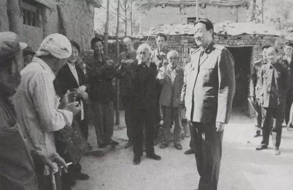 他曾任北京軍區司令，61歲上將，毛主席贊他標準的軍人，今年89歲