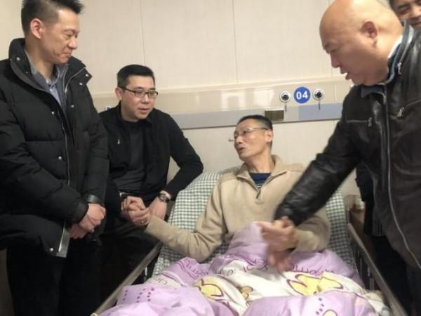 癱瘓4年男排鄭亮近況：邊直播邊掙護工費，取名&OpenCurlyDoubleQuote;正能亮&rdquo;