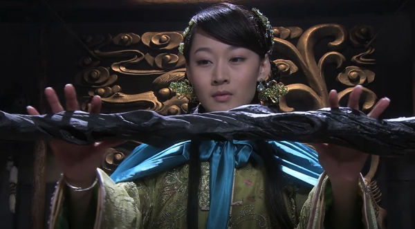 大家閨秀剛被選上皇妃，大清朝就亡了，最後被軍閥搶走，國產片