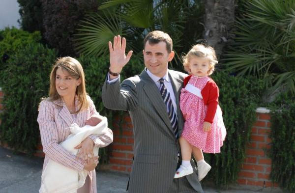 歐洲王室最美姐妹花：15歲萊昂諾爾是未來女王，最寵小2歲的妹妹