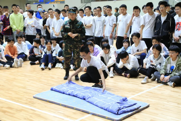 強化內務管理 養成良好習慣——彩虹中學高一年級舉行內務整理培訓活動