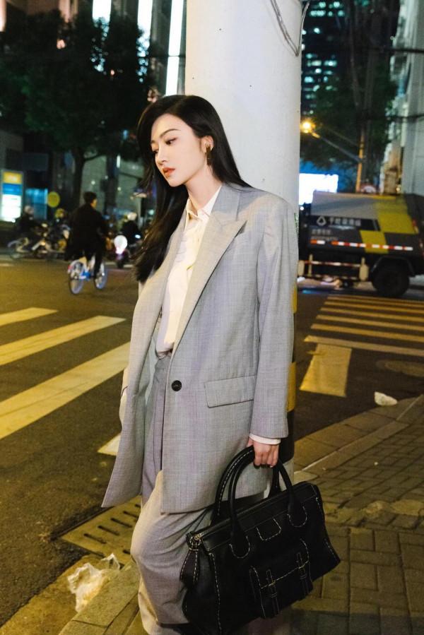 景甜菸灰色西裝造型