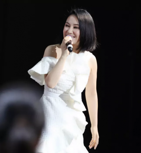 90年代內地天后落差好大，廉價走穴令人惋惜，賣二手衣吃相難看