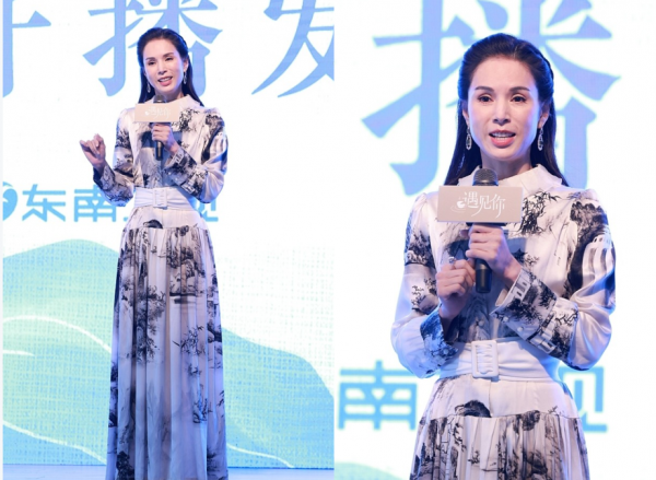 李若彤終於撕去“小龍女”標籤，首次擔任策劃人，看神態淡定自若