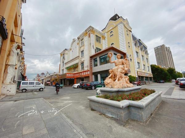 吉林延邊有一座邊境小城,位於三國交界處,街上招牌都用三國文字 吉林延邊有一座邊境小城,位於三國交界處,街上招牌都用三國文字