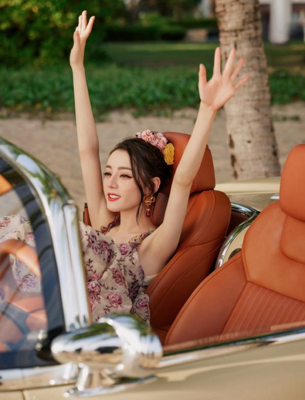 熱巴穿花裙拍海邊大片 美似花仙子