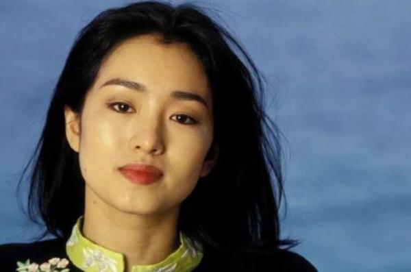 55歲鞏俐紅毯造型太驚豔！亮片衣配開叉裙氣場強，獲男伴貼心攙扶