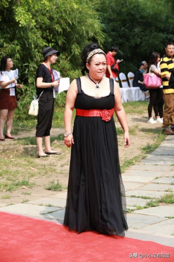 胡澤紅近況，她身材略有些發福，但依舊可以看出當年惜春的影子