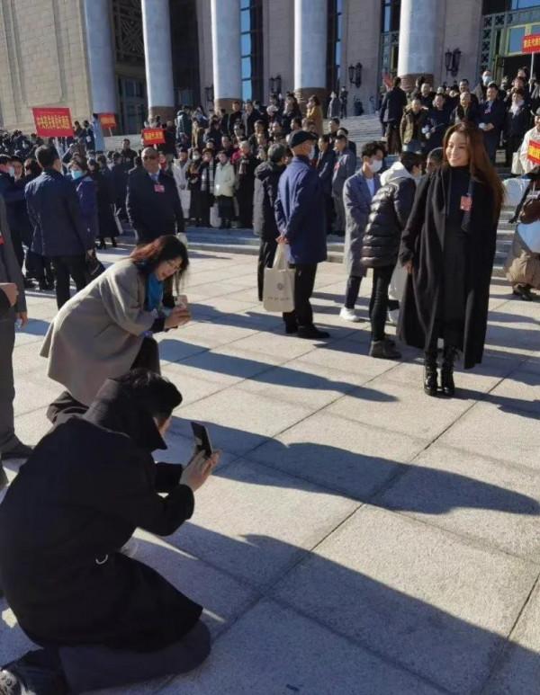 黃渤吳京鄧超同框比心，沈騰貢獻全部笑點，大合照來了半個娛樂圈