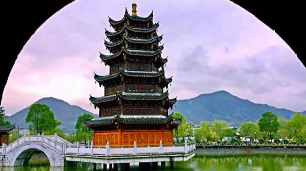 福建這座千年古鎮太古怪，屋頂放個大瓦罐，原是作為廟臺所用