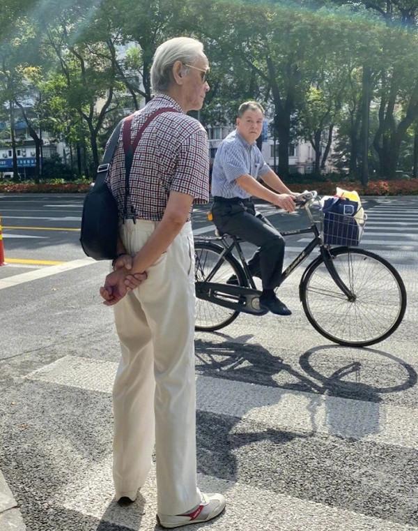 上海6、70歲大爺真敢穿,睡衣配亞瑟士運動鞋,卻意外穿出時尚感 上海6、70歲大爺真敢穿,睡衣配亞瑟士運動鞋,卻意外穿出時尚感