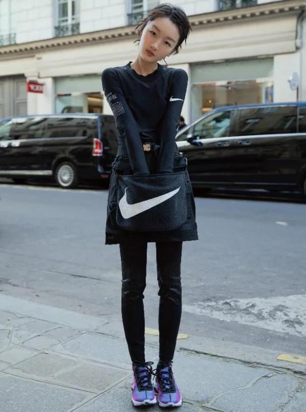 劉詩詩“大爺式”坐姿亮了!穿運動服的女明星有多美 劉詩詩“大爺式”坐姿亮了!穿運動服的女明星有多美