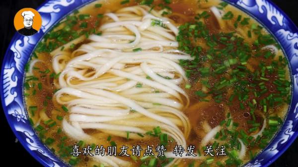 10分鐘搞定的清湯麵,不放辣椒不放肉,清爽美味,比油潑面還好吃 10分鐘搞定的清湯麵,不放辣椒不放肉,清爽美味,比油潑面還好吃