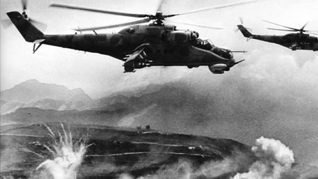 蘇聯窮兵黷武，仗著武力優勢入侵阿富汗，面對游擊戰以慘敗收場